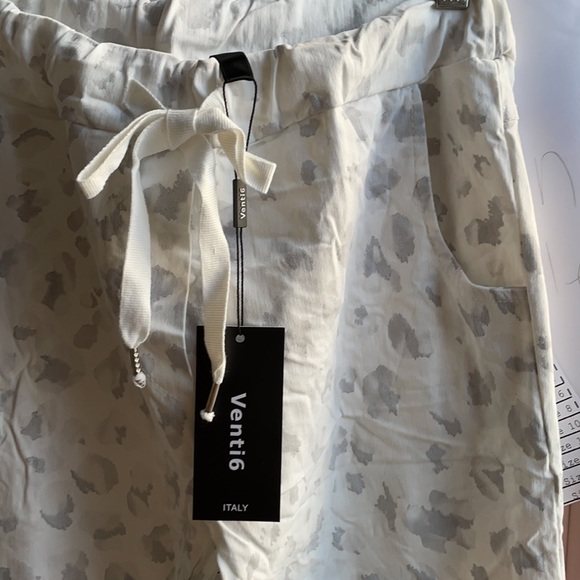 White and gray leopard joggers - Picture 5 of 6